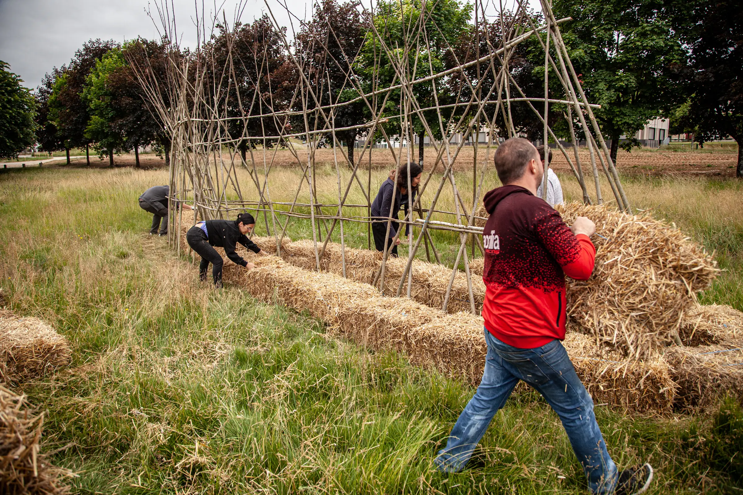 Groupe de bénévoles des Incroyables Comestibles en action, construisant un nouveau jardin partagé pour la communauté